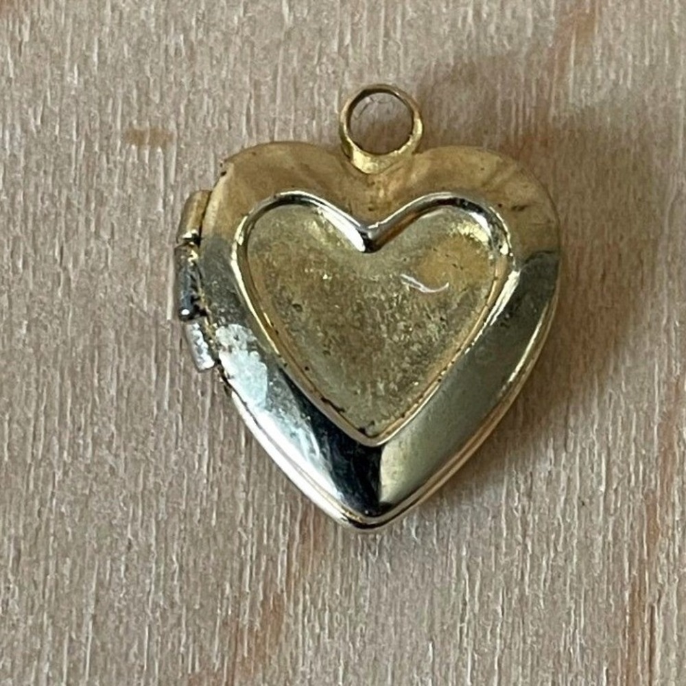 Vintage Gold Tone Heart Locket Pendant Small Hinged Photo Keepsake Charm